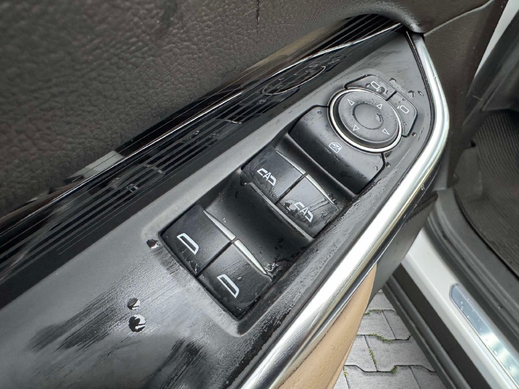 Used 2024 Cadillac XT4 Luxury w/ Cold Weather Package FWD image 16