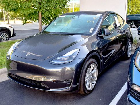 Used 2024 Tesla Model Y Long Range AWD/4WD image 1