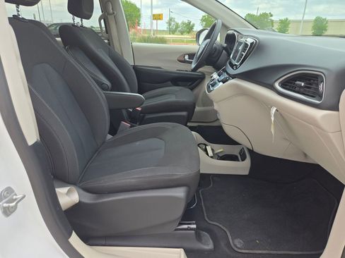 Certified 2023 Chrysler Voyager LX FWD image 24
