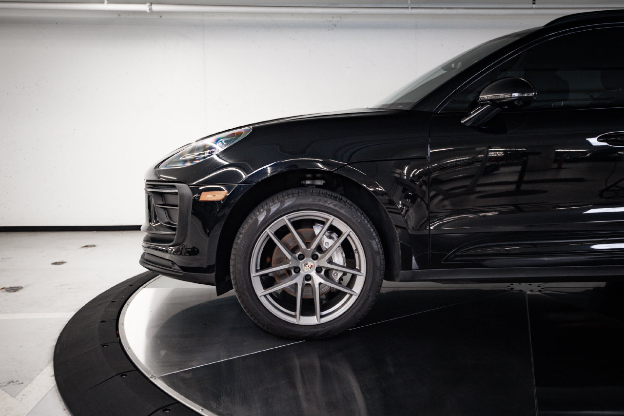 Certified 2025 Porsche Macan AWD/4WD image 11