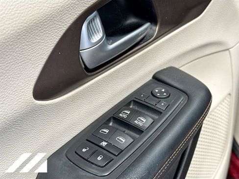 Used 2017 Chrysler Pacifica Touring-L image 20