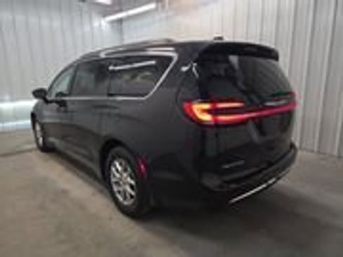 Used 2022 Chrysler Pacifica Touring-L image 6