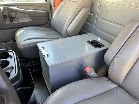 Used 2015 Chevrolet Express 2500 RWD image 15