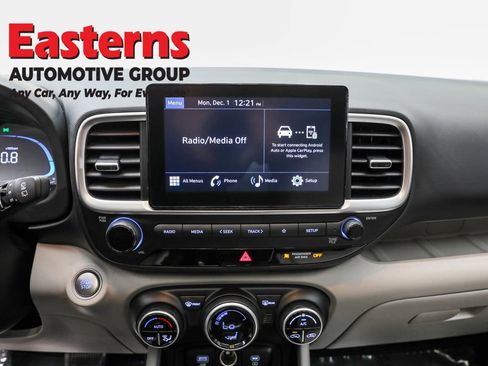 Used 2024 Hyundai Venue SEL image 12