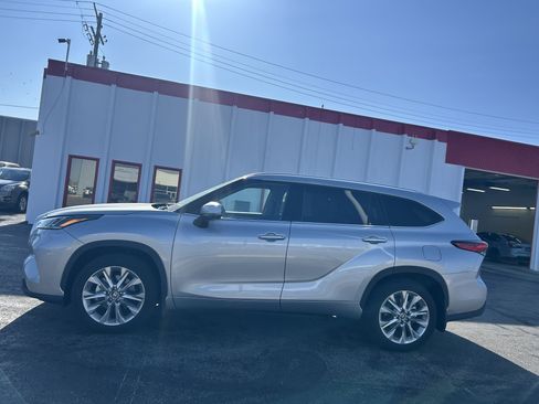 Used 2023 Toyota Highlander Limited AWD/4WD image 2