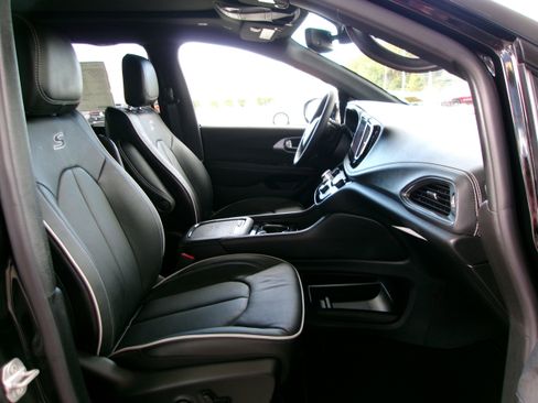 New 2026 Chrysler Pacifica Limited image 22