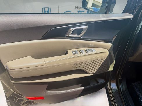 Used 2025 Kia Carnival FWD image 20