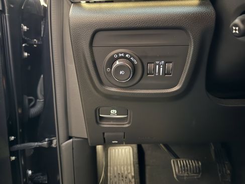 Used 2023 Jeep Grand Cherokee Limited w/ Luxury Tech Group II image 12