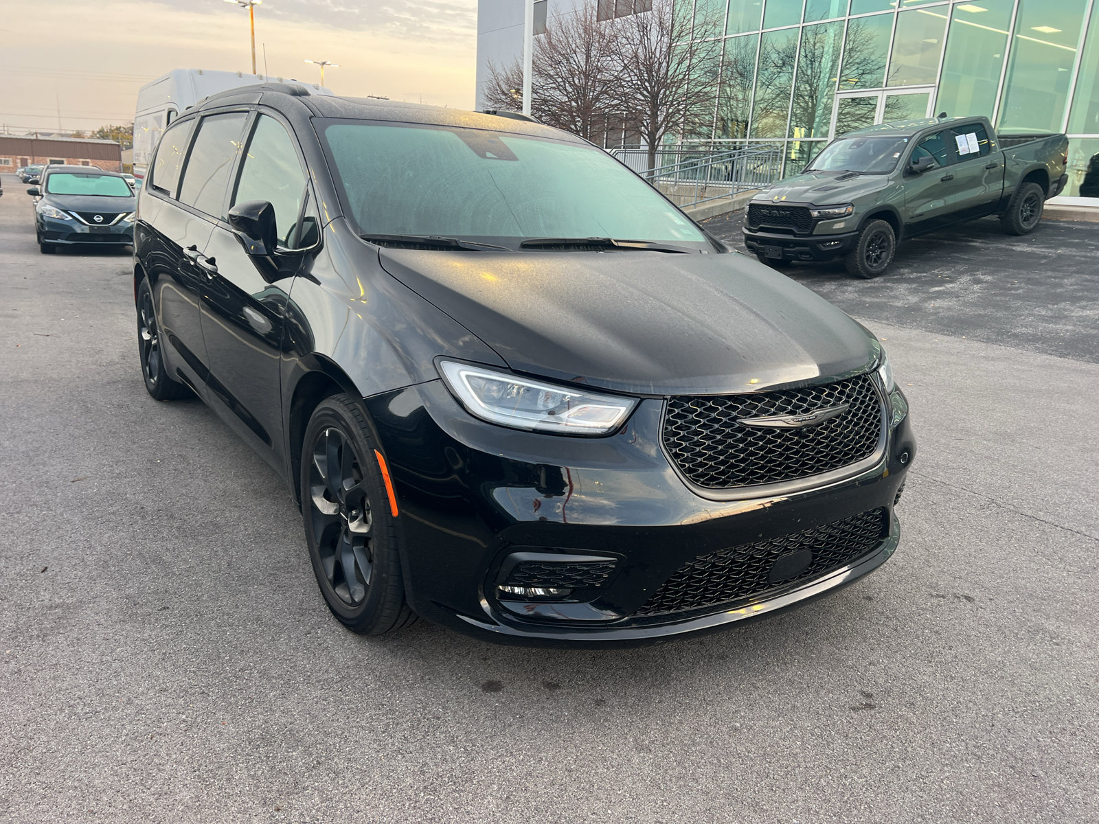 Used 2025 Chrysler Pacifica Limited FWD image 6