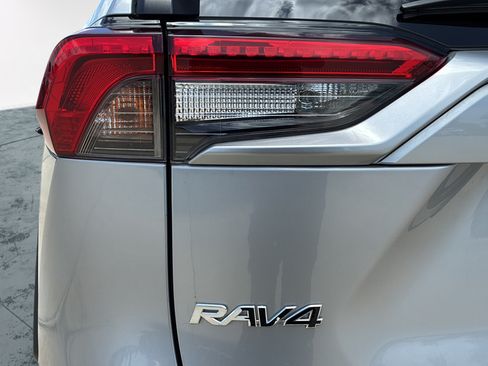 Used 2021 Toyota RAV4 XLE FWD image 39