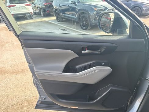 Used 2022 Toyota Highlander XLE image 35