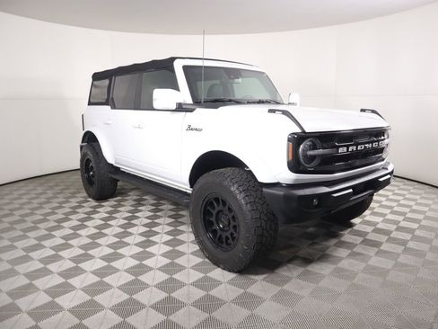Used 2022 Ford Bronco Outer Banks image 3