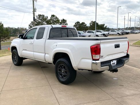 Used 2017 Toyota Tacoma SR5 w/ Tow Package image 4