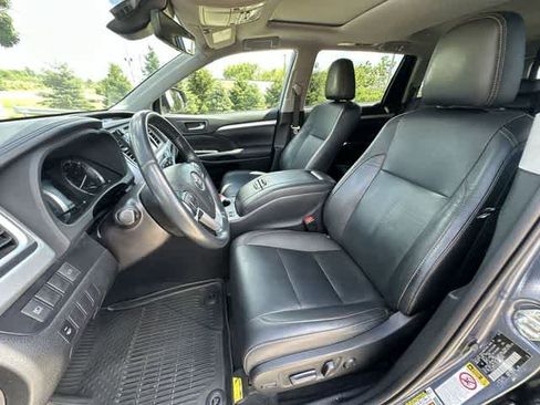 Used 2019 Toyota Highlander XLE AWD/4WD image 18