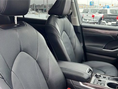 Certified 2025 Toyota Highlander Limited image 36