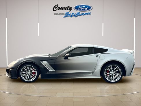 Used 2016 Chevrolet Corvette Z06 w/ 3LZ Preferred Equipment Group RWD image 3