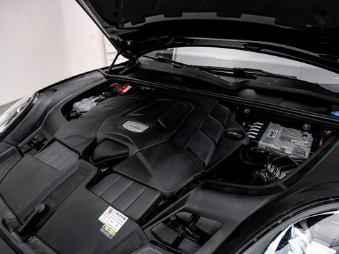 Used 2022 Porsche Cayenne w/ Premium Package image 64