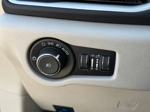 Used 2023 Chrysler Pacifica Touring-L FWD image 25