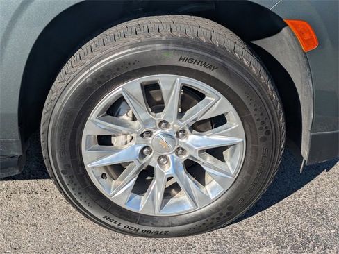 Used 2024 Chevrolet Suburban Premier image 9