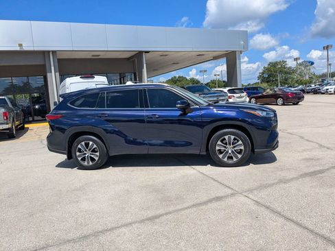 Used 2020 Toyota Highlander XLE AWD/4WD image 3