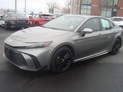 Used 2025 Toyota Camry SE image 1