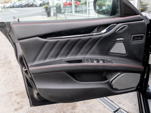 Used 2021 Maserati Quattroporte Trofeo image 10