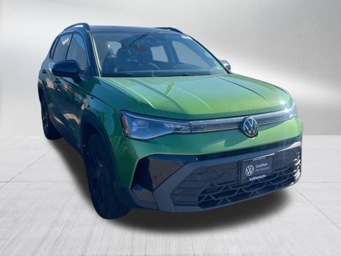 Used 2025 Volkswagen Taos SE AWD/4WD image 3