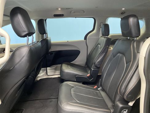 Certified 2020 Chrysler Pacifica Touring-L image 25