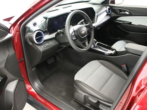Used 2024 Chevrolet Trax LT FWD image 24