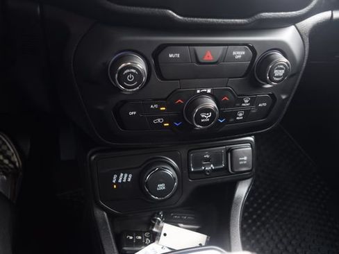 Used 2019 Jeep Renegade Latitude w/ Cold Weather Group AWD/4WD image 10