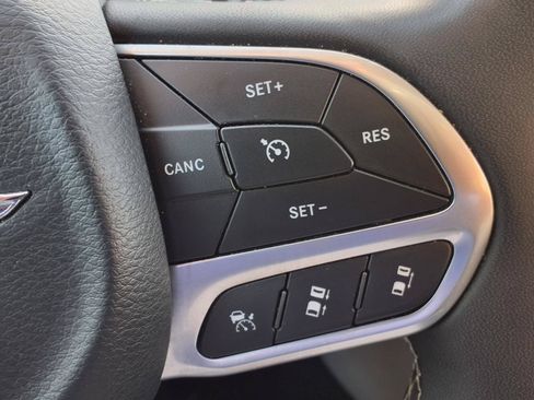 Used 2024 Chrysler Pacifica Touring-L FWD image 17