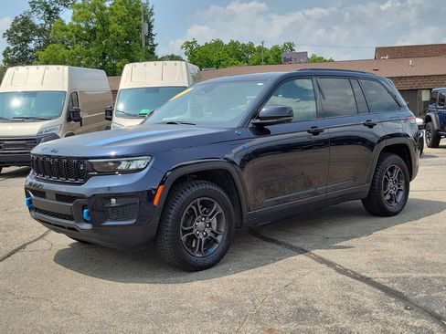 Used 2023 Jeep Grand Cherokee Trailhawk w/ Advanced Protech Group II AWD/4WD image 2