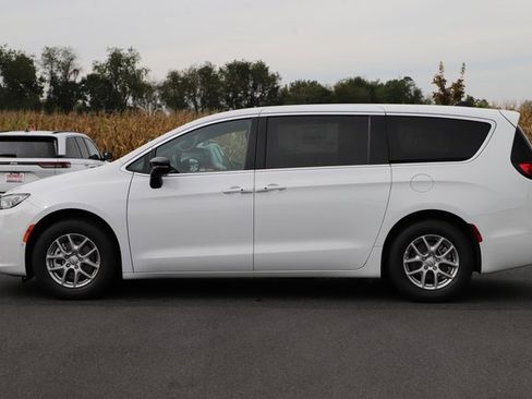New 2026 Chrysler Pacifica Select image 4