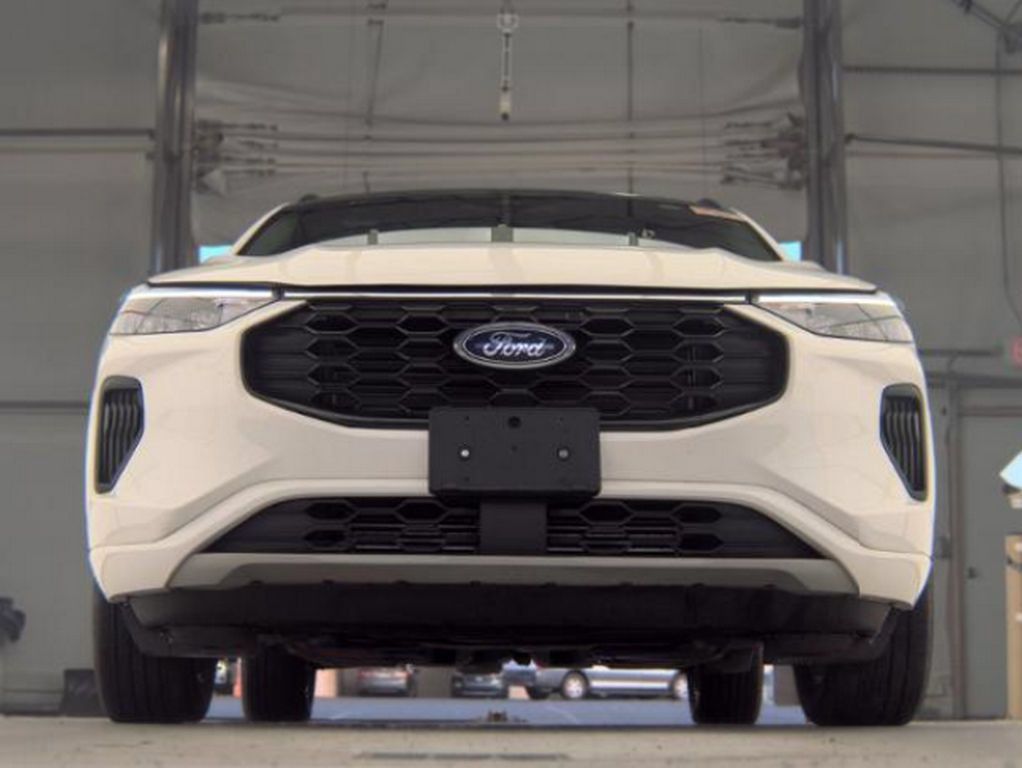 Used 2023 Ford Escape ST-Line w/ Tech Pack #1 AWD/4WD image 3