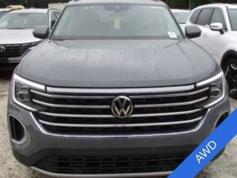 Used 2025 Volkswagen Atlas SE AWD/4WD image 2