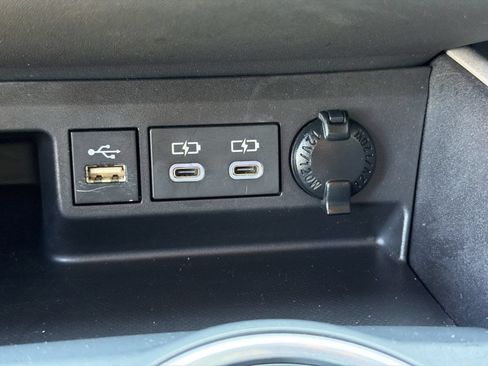 Used 2025 Toyota Highlander LE FWD image 27
