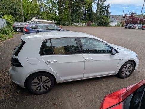 Used 2016 Volkswagen e-Golf SE image 8