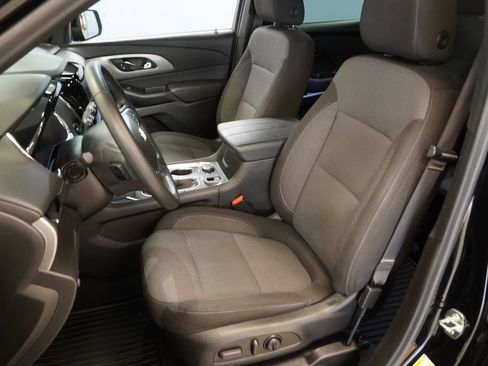 Used 2023 Chevrolet Traverse LT image 3