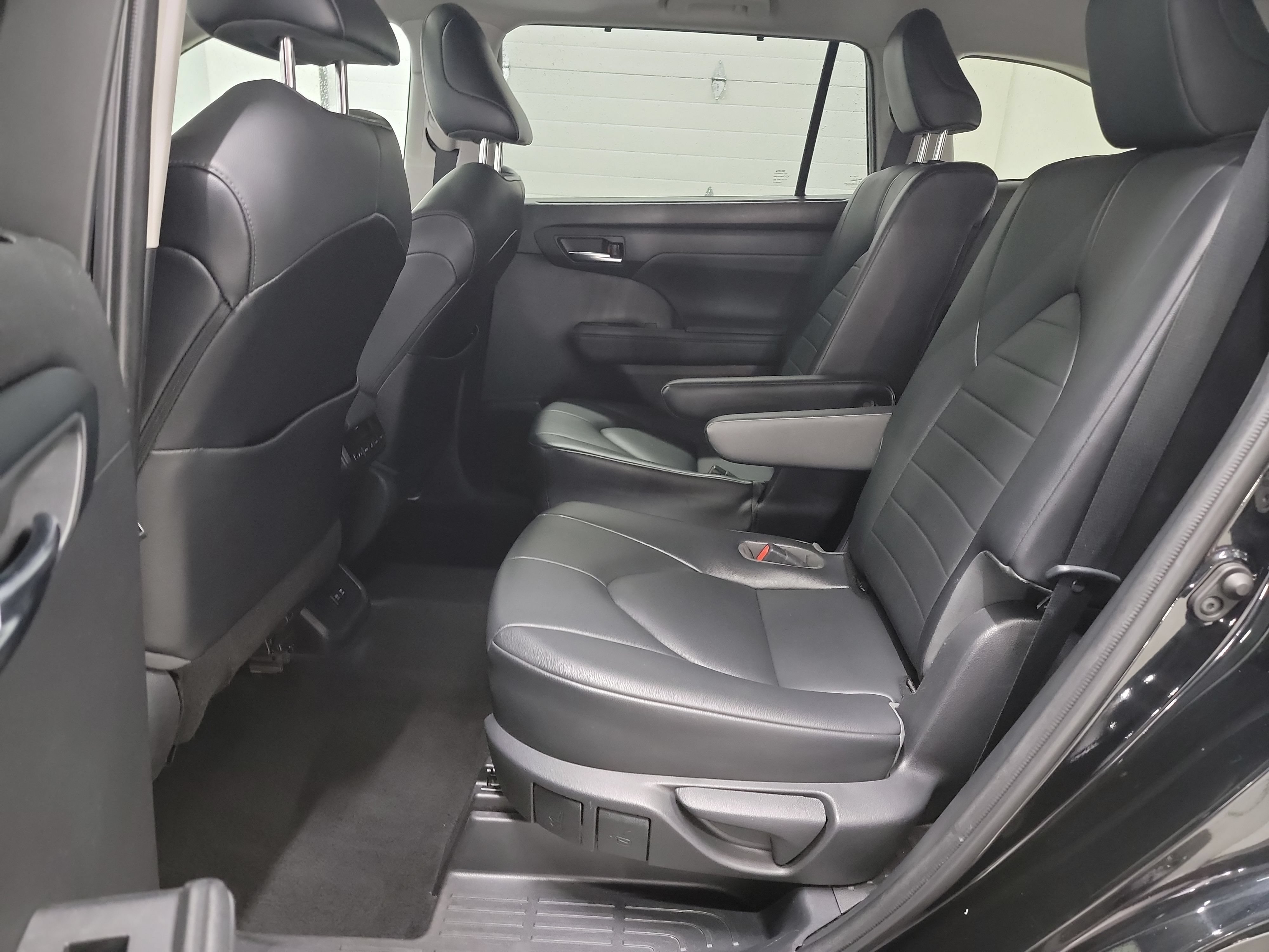 Used 2021 Toyota Highlander XLE AWD/4WD image 28