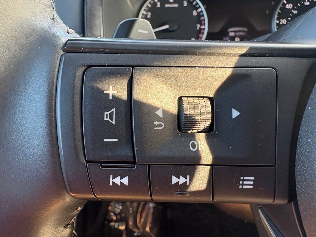 Used 2025 Nissan Pathfinder SV AWD/4WD image 31