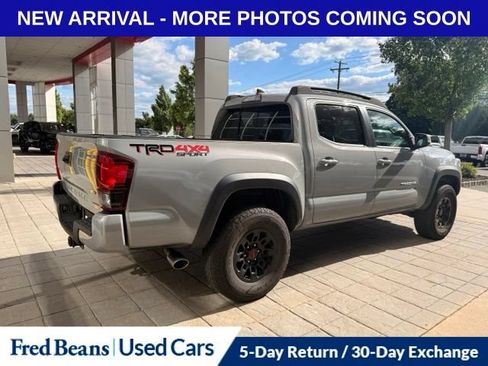 Used 2018 Toyota Tacoma TRD Sport AWD/4WD image 3