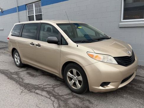 Used 2012 Toyota Sienna w/ Towing Pkg image 3