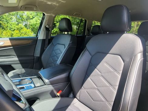 Used 2025 Volkswagen Atlas SE AWD/4WD image 14