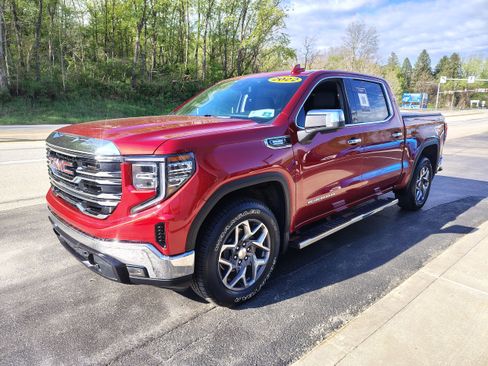 Used 2022 GMC Sierra 1500 SLT w/ SLT Convenience Package AWD/4WD image 4