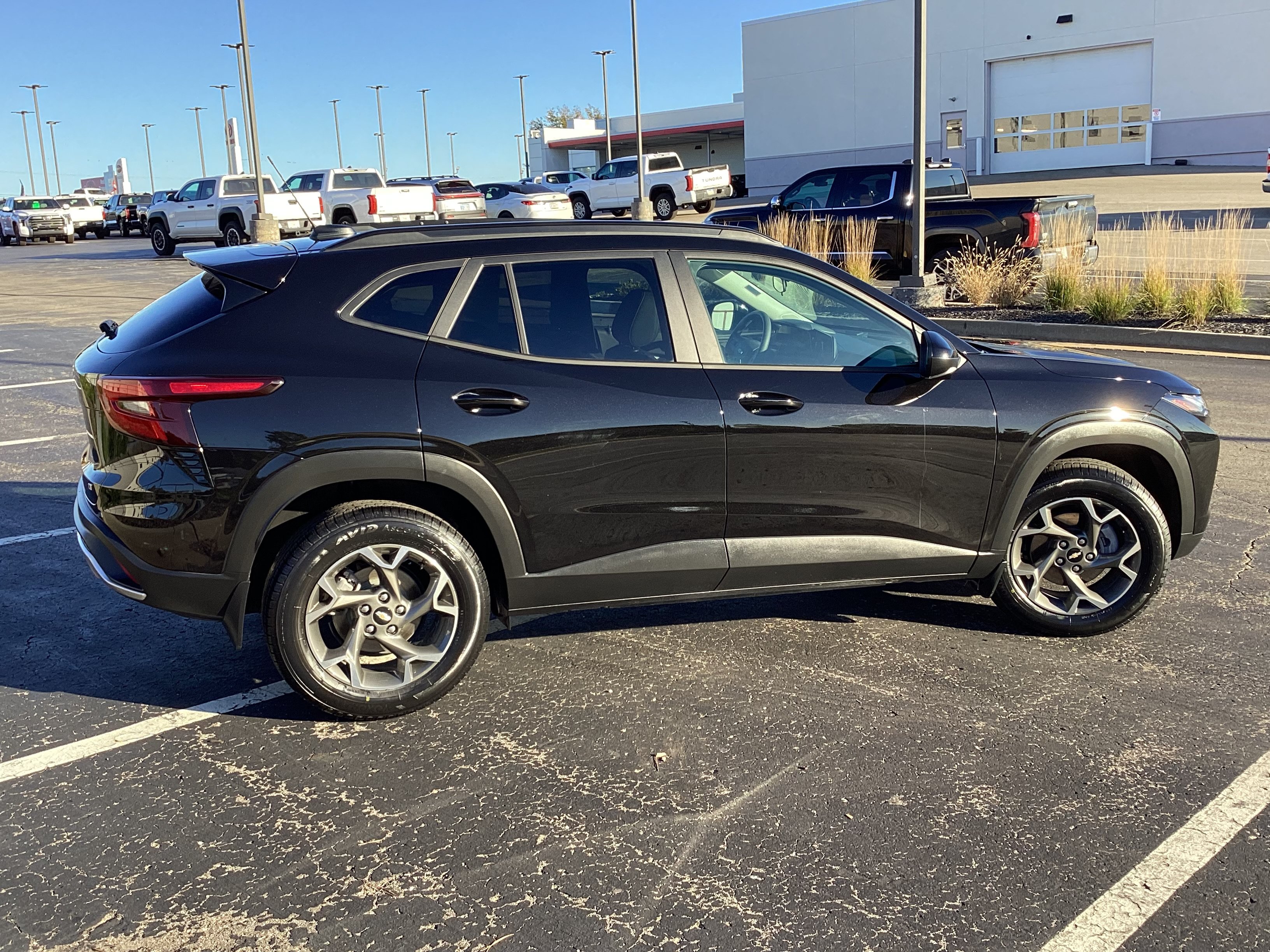 Used 2026 Chevrolet Trax LT FWD image 1
