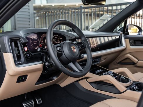 Certified 2025 Porsche Cayenne S AWD/4WD image 4