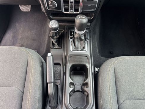 Used 2025 Jeep Wrangler Sahara image 41