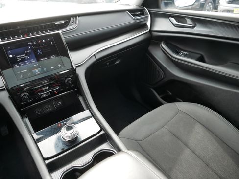 Used 2023 Jeep Grand Cherokee Laredo image 11