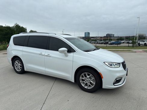 Used 2021 Chrysler Pacifica Touring-L FWD image 1