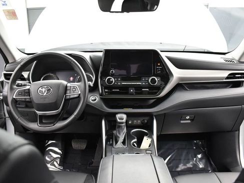 Used 2024 Toyota Highlander XLE image 9